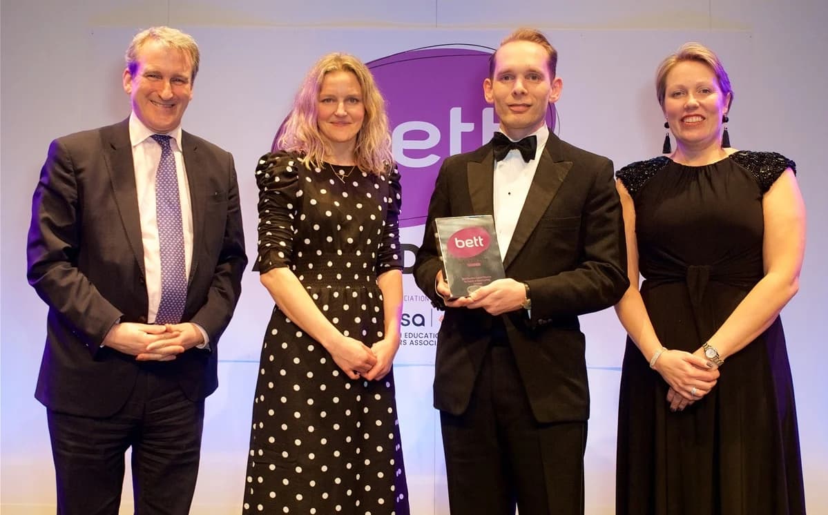 Here’s Murray and Anna collecting the award from Education Secretary Damian Hinds and BESA’s Caroline Wright.